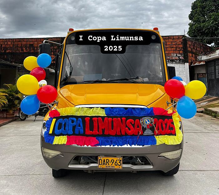 Bus escolar del colegio decorado para la I Copa LIMUNSA 2025