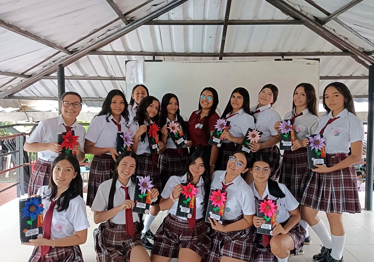 Estudiantes de bachillerato con flores de papel hechas en clase