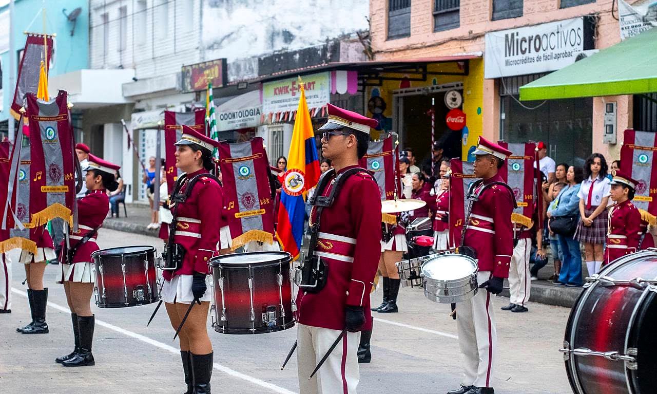 Banda marcial del colegio formada en la calle con sus estandartes